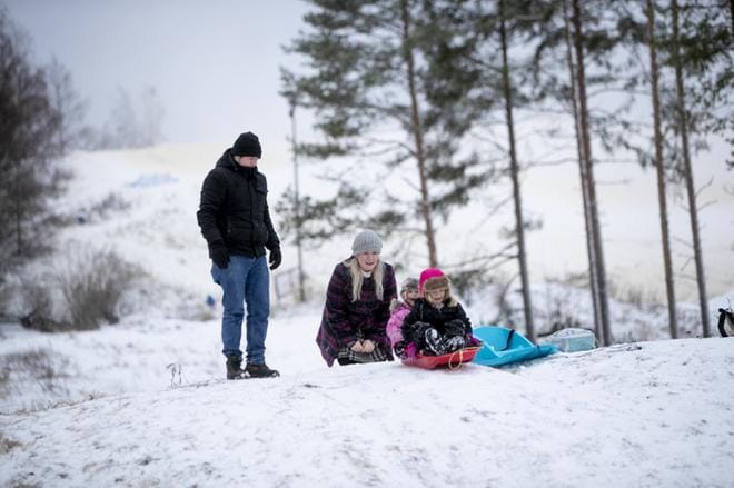 Pauliina Frost antaa alkuvauhdit tyttärilleen Loviisa ja Marikki Frostille. Isä Matt Frost seuraa tytärten riemua vierestä ja valmistautuu vetämään pulkkailijat takaisin ylös. Kuvat: Jaakko Elenius