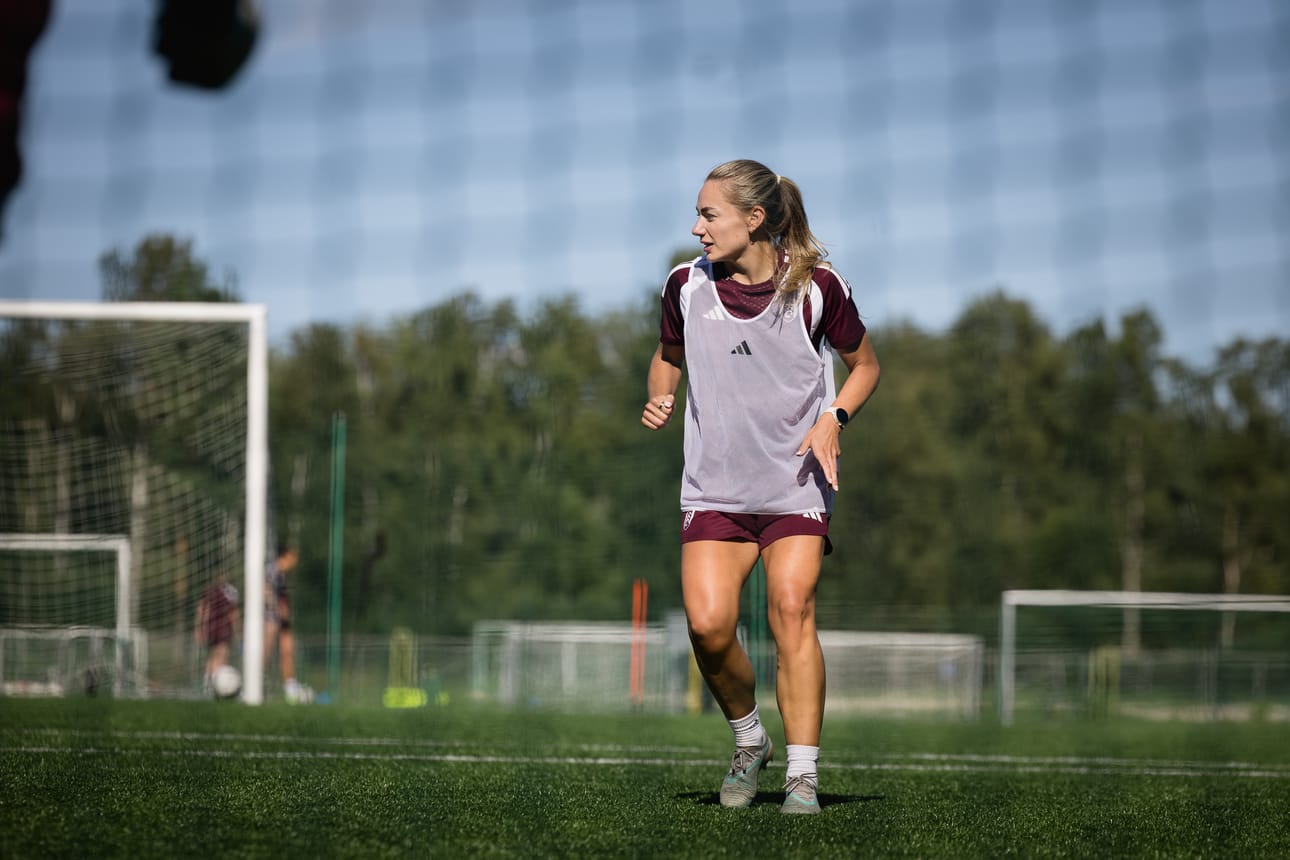 VIFK:n lauantain vastustaja Fulham FC saapui Suomeen tiistaina ja harjoitteli Kamratvallenilla ensimmäistä kertaa keskiviikkona. Kuvassa Fulhamin keskikenttäpelaaja Charlie Estcourt.