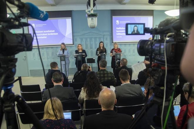 Selvltykseen haastatellut ministerit ja virkamiehet nostavat koronakevään onnistumisiksi muun muassa ripeät päätökset ja kansalaisviestinnän. Hallitus tiedotti poikkeusoloista 17. maaliskuuta 2020. KUVA: Mauri Ratilainen/arkisto