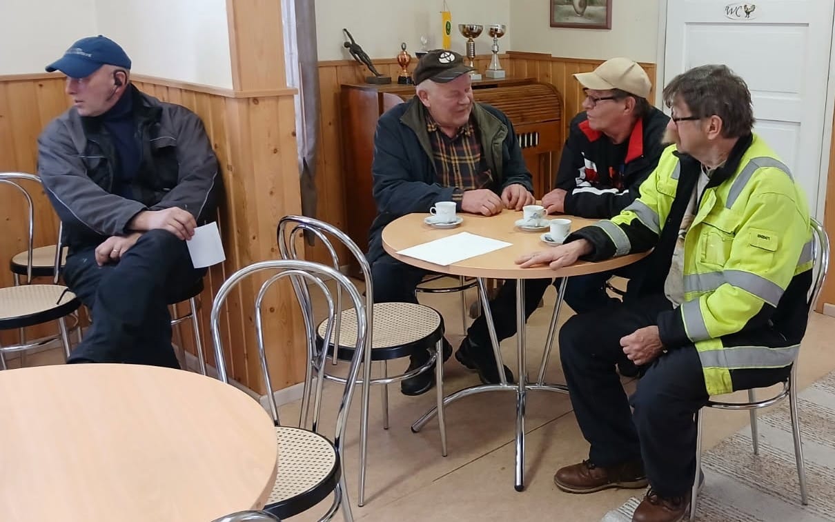 Juha Heikkilä, Rauno Ojala, Teuvo Anttila ja Atle Partanen kokoontuivat kylätuvassa torstaina.