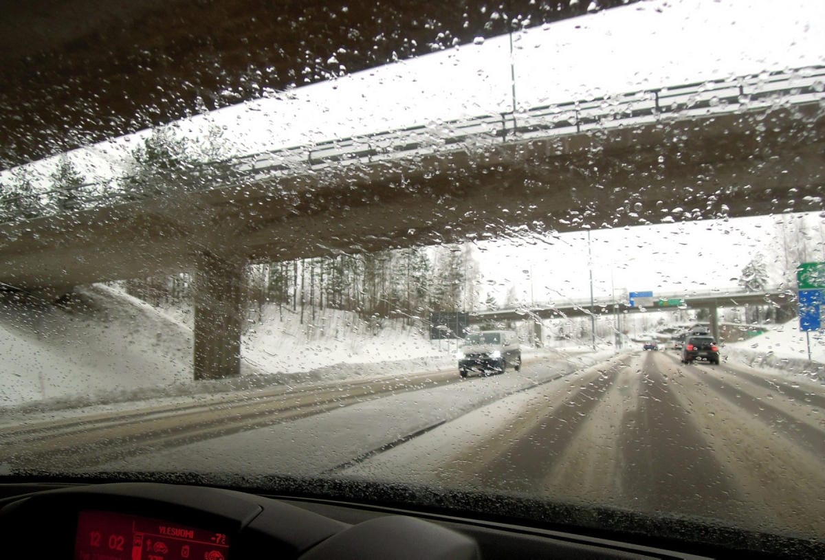 Viikonloppuna on suuri riski jäätävään sateeseen. LEHTIKUVA / RITVA SILTALAHTI