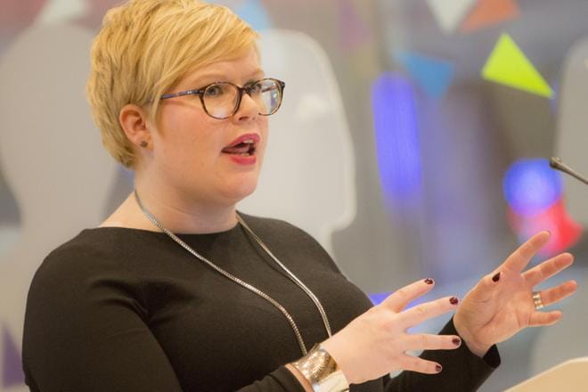 Annika Saarikon mukaan keskustan eduskuntaryhmässä on voimakasta kriittisyyttä 5,5-prosenttisten alkoholijuomien ruokakauppaan tuomista kohtaan. KUVA: Pekka Lassila