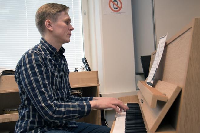Tuomo Tiitinen on ammatiltaan musiikinopettaja ja hänen pääinstrumenttinsa on piano. Lauluja hän on säveltänyt ja sanoittanut ennenkin. Kuva: Jorma Havula