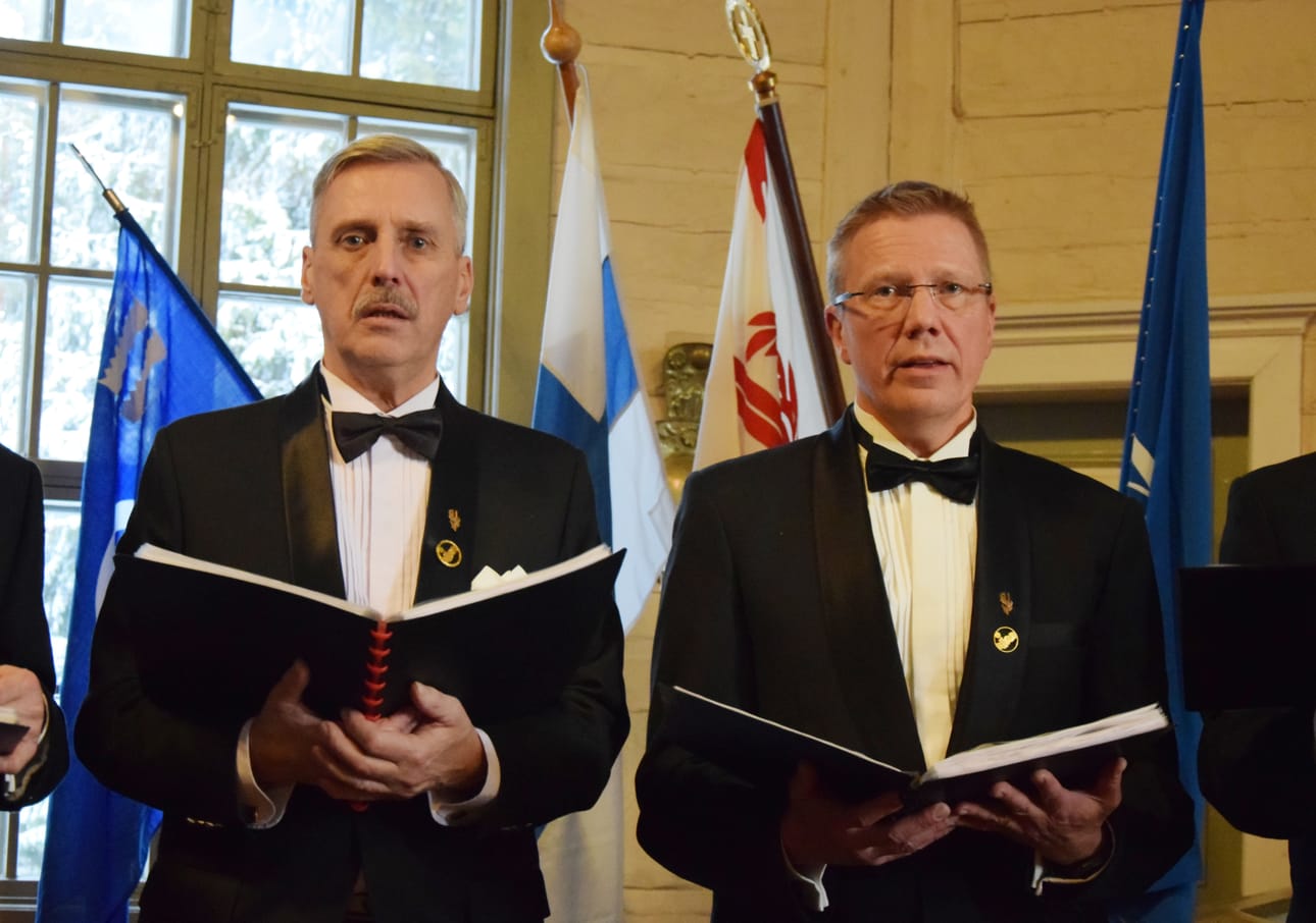 Itsenäisyyspäivän konsertin tunnelmallisesta ohjelmasta vastasi Iin Mieslaulajien kuoro.