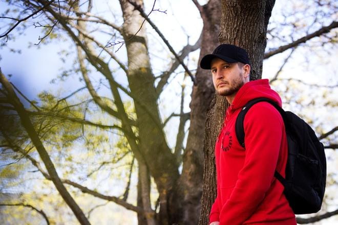 Punainen on päivän väri, Olli Sorvali tuumii ironisesti. Sairauden akuuttivaiheessa hänen paksusuolensa vuotaa verta ja vessa on oltava lähellä. KUVA: JARNO PELLINEN