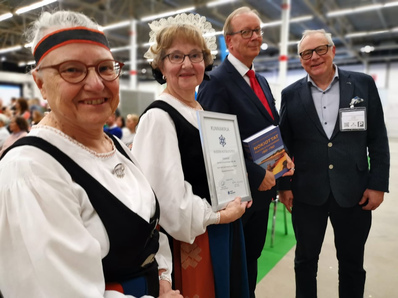 Liisa Ruismäki ja Aino-Maija Niemelä vastaanottivat Vuoden kotiseututeos - palkinnon. Palkinnon luovuttivat Jussi Nuorteva ja Jukka Hako.