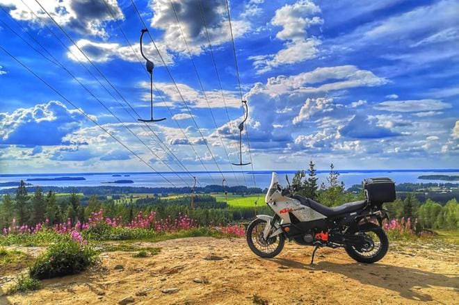 KTM 990 Adventure Lakeaharjun huikeissa maisemissa heinäkuussa 2020. KUVA: PAULI PESU