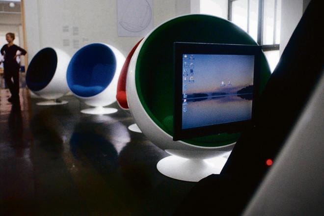 1960-luvun pallotuoleihin on viritetty aikojen saatossa milloin kuulokkeita milloin puhelimia. Arkistokuva: Jukka Ritola