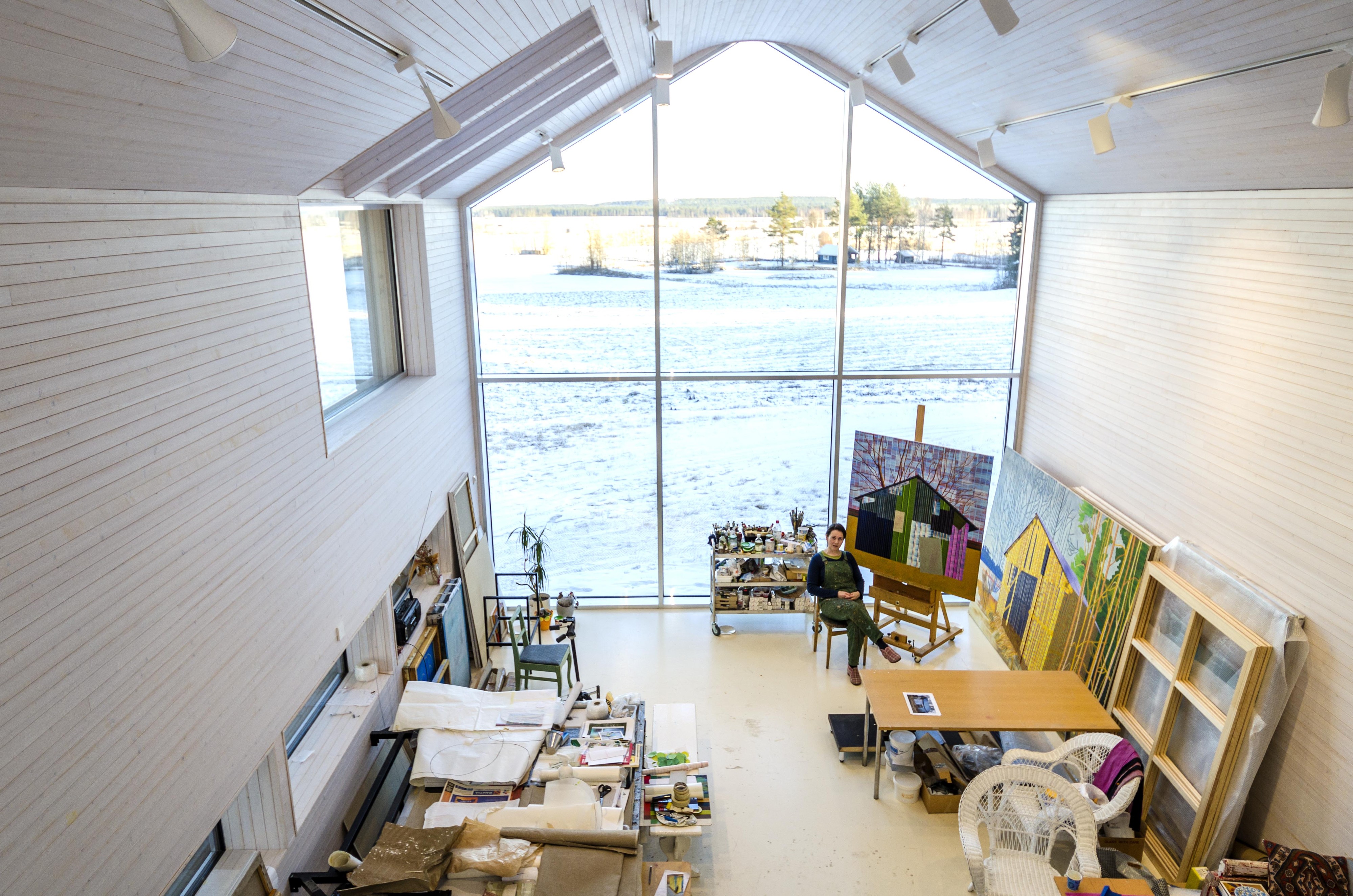 Taiteilija Elina Förstin sadan neliön ateljeessa on tilaa ja valoa maalata jättimäisiä latoja. Kevään puhdas valo hulmuaa sisään viisi metriä korkean lasiseinän läpi.