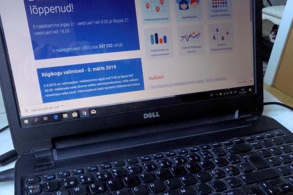 Äänestämiseen kotisohvalta tarvitaan tietokone, ID-kortti ja ID-kortin lukulaite. KUVA: Ivo Laks