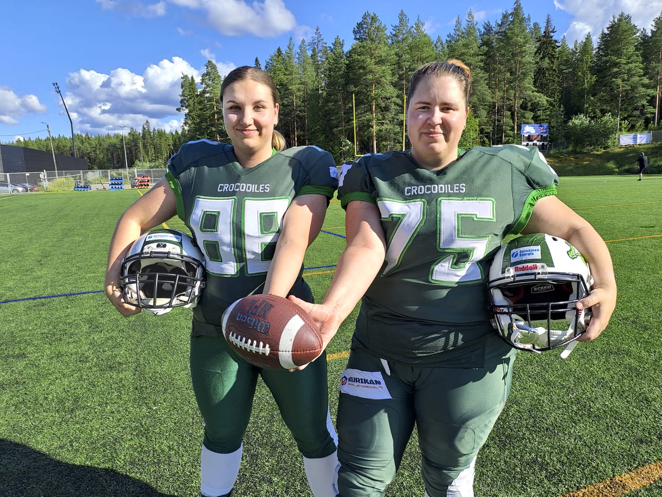 Crocojen naisjoukkueessa kokemusta edustava pelinrakentaja Elisa Laine ja ensikertalainen linjapelaaja Jenni Kivelä pitivät kuluneen kauden joukkuetta hyvähenkisenä.