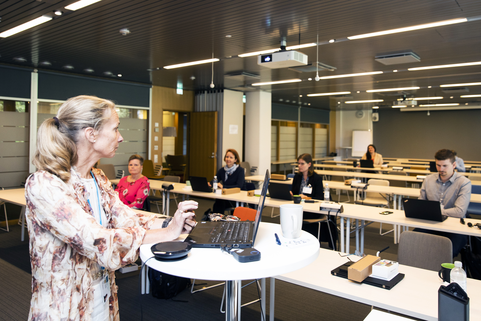Yritysten kustannustuen haku työllistää loppukesän ja alkusyksyn aikana ison joukon määräaikaisia hakemuskäsittelijöitä. Palvelupäällikkö Mari Selviranta perehdytti viimeisiä tulijoita maanantaina.