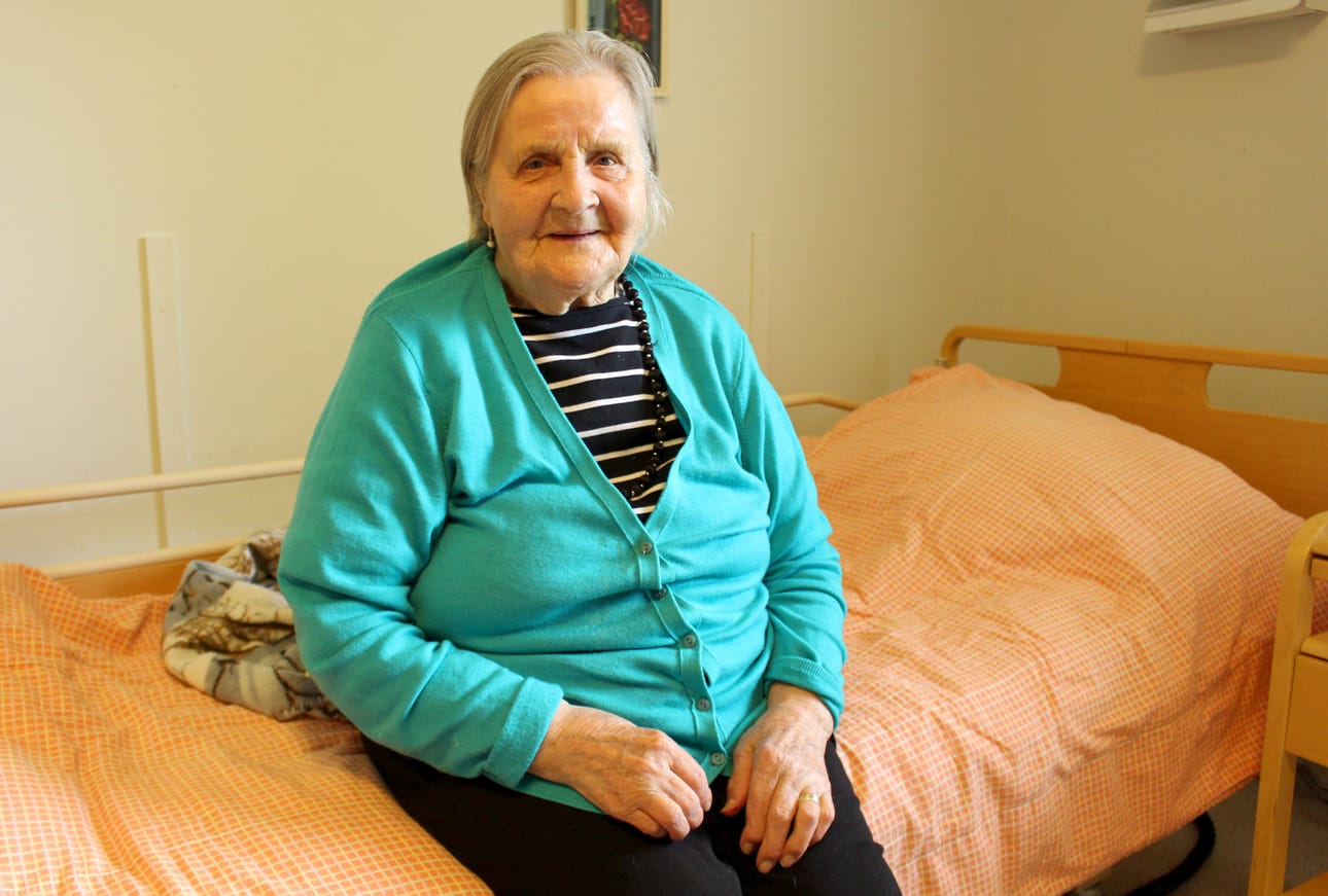 Tänään 95 vuotta täyttävä Lempi Asunmaa viettää syntymäpäiväänsä perheen seurassa kotona Nevalankankaalla.