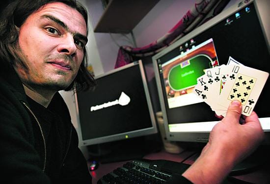 Ohjelmistosuunnittelija Jari Hasan pokeripelit siirtyivät pari vuotta sitten perinteisistä korttipeleistä internetiin. Hasan suosikkisivuihin kuuluvat Ladbrokes ja Party Poker.