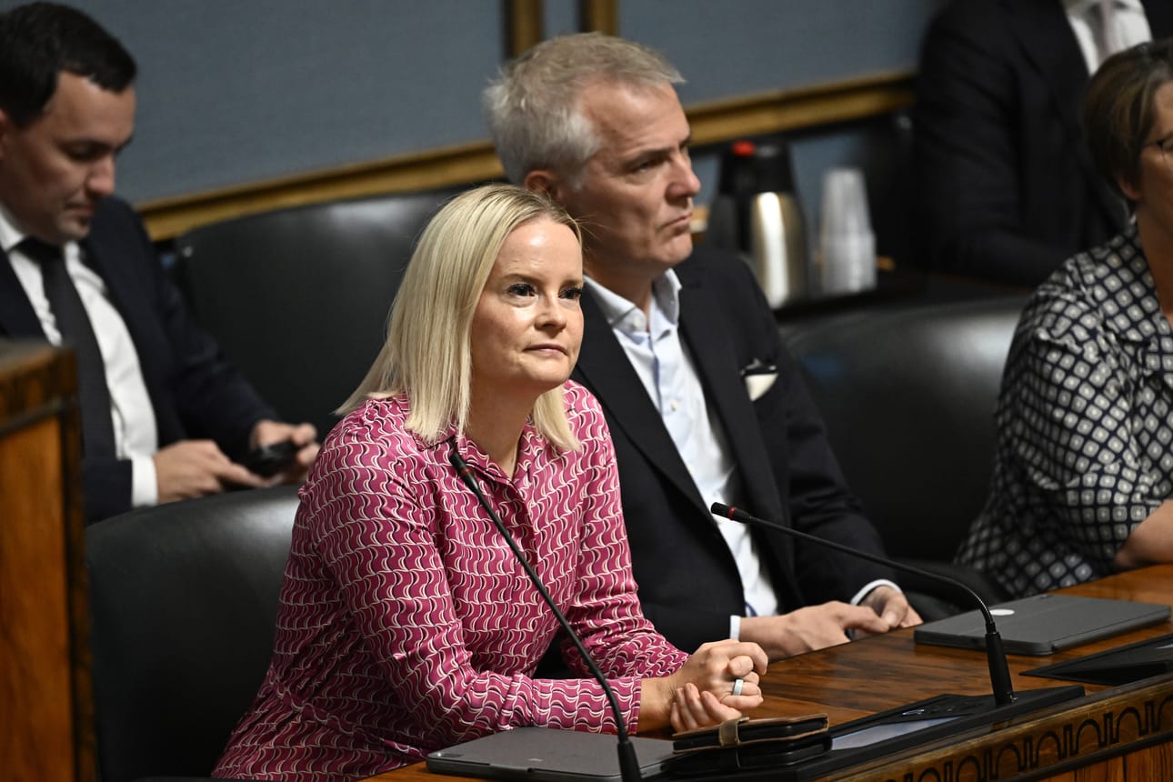 Vastauksessaan oppositiolle valtiovarainministeri Riikka Purra (ps.) ei suostunut paljastamaan, mitä puolue sai neuvotteluissa läpi.