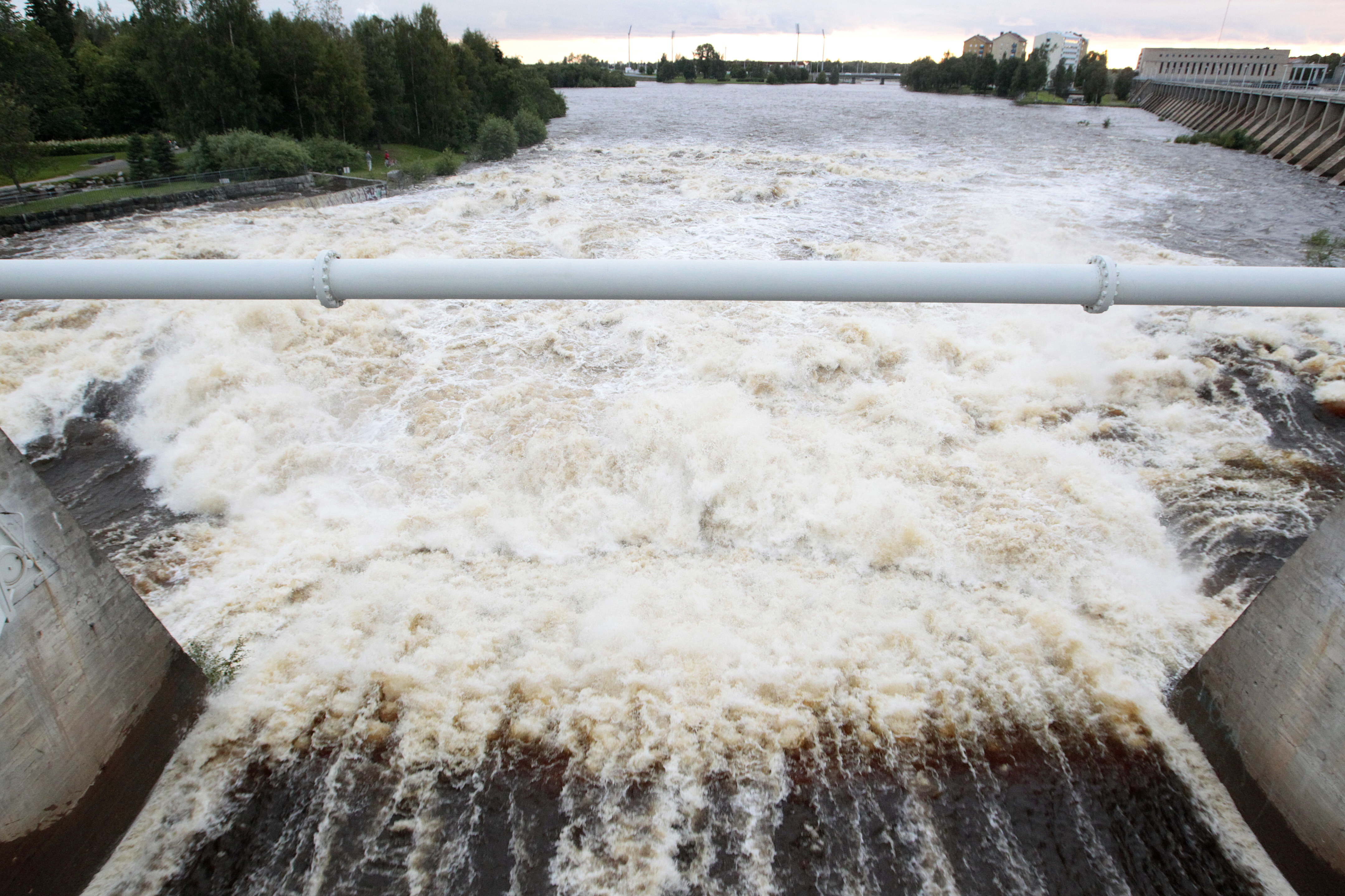 Ohijuoksutuksen kuohuvat patosillalla Oulussa.