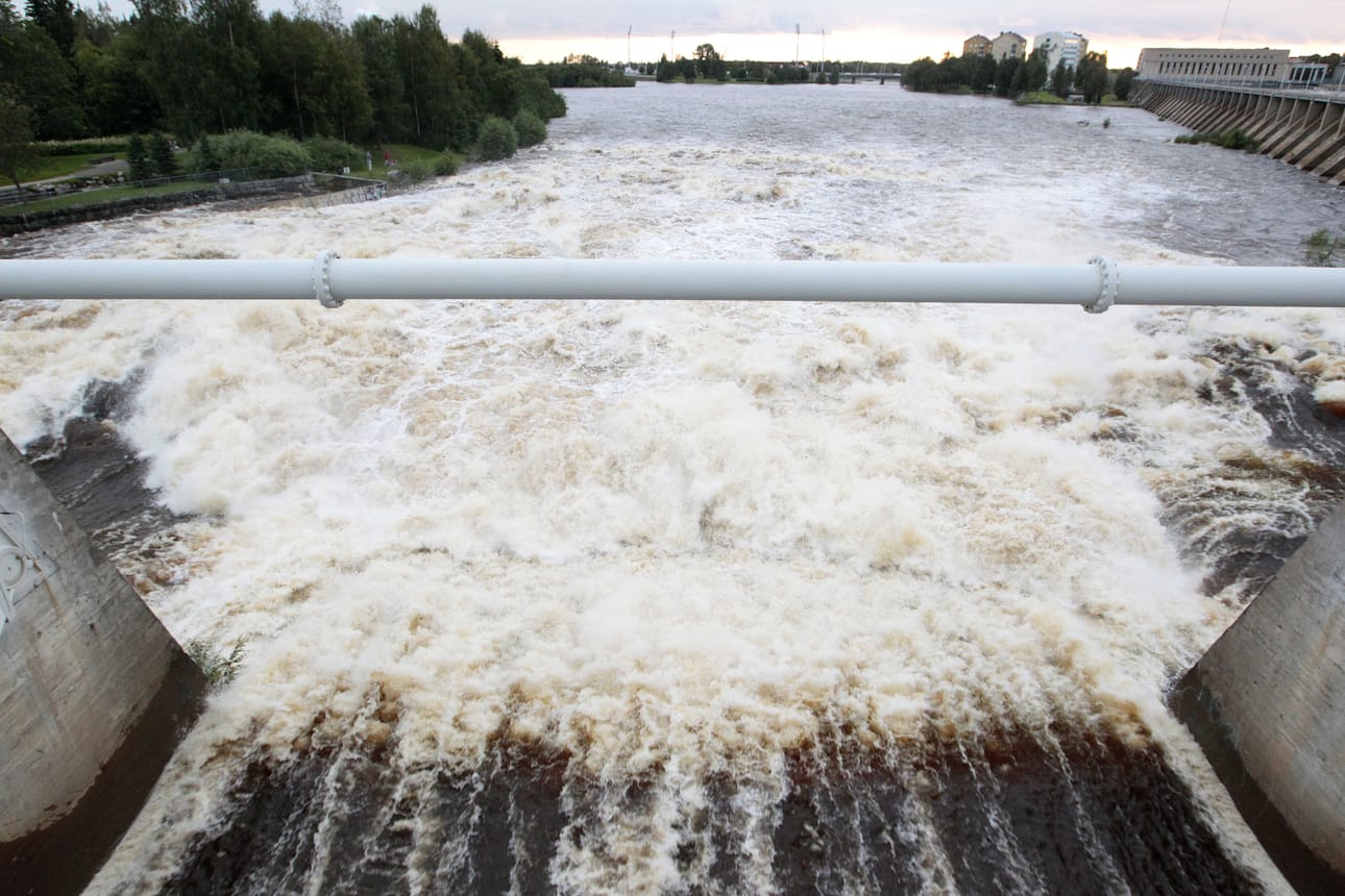 Ohijuoksutuksen kuohuvat patosillalla Oulussa.