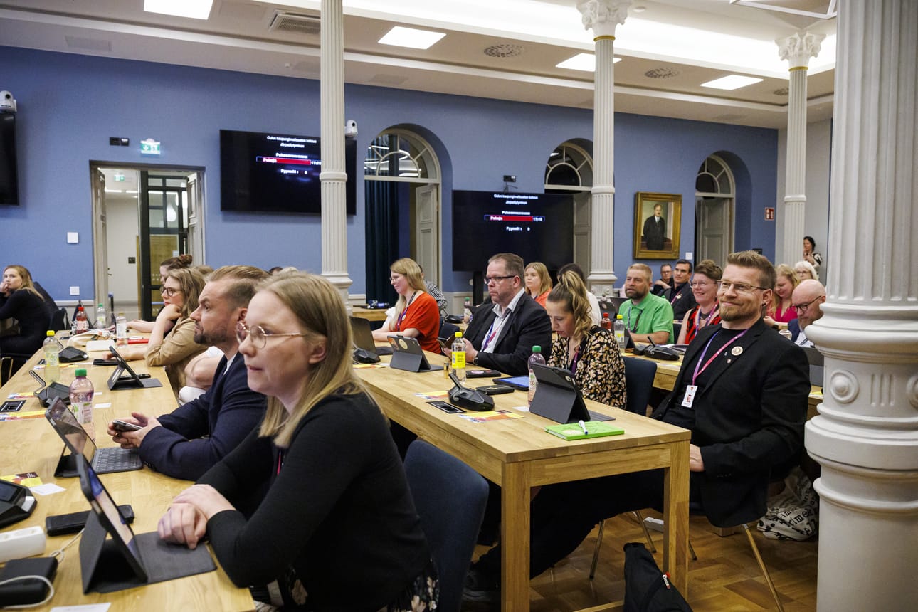 Oulun kaupunginvaltuustossa oli kiivas keskustelu ja tiivis tunnelma, kun valtuutetut päättivät paljon puhutusta palveluverkosta.