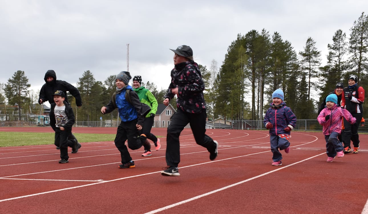 Lapset innostuivat lyhyistä juoksupyrähdyksistä.