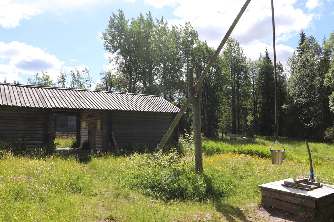 Rytivaarassa on perinteinen tunnelma myös rakennusten osalta. Kesällä veden saa kaivosta tai hetteestä.