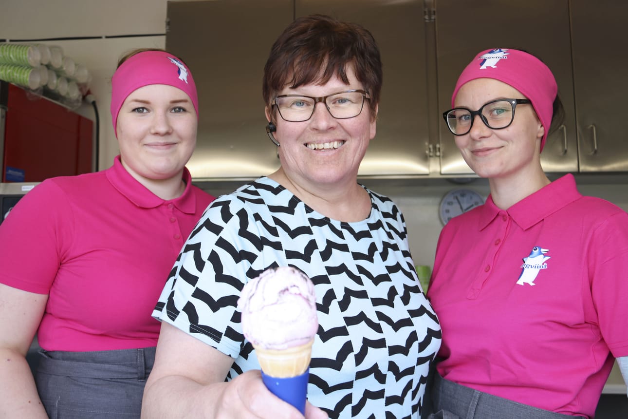 Anne Junnila (keskellä) kertoo uutuusmakujen menevän kaupaksi. Anni Törmä (vasemmalla) ja Iina Kiiskinen astuvat nyt ensimmäistä kertaa jäätelökioskin myyjän saappaisiin.
