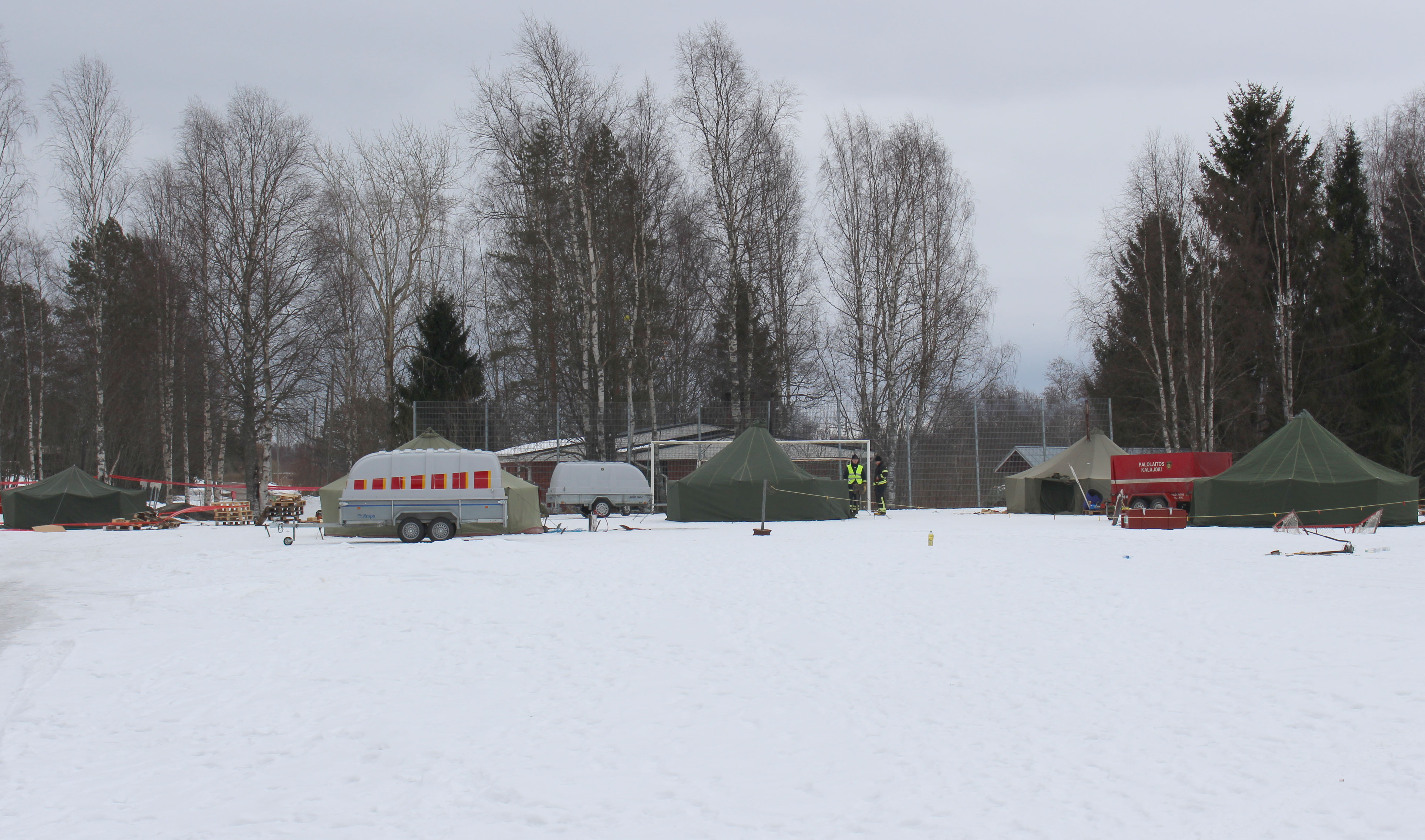 Telttakylä kohosi viikonlopuksi Aleksanterin koulun pihaan.