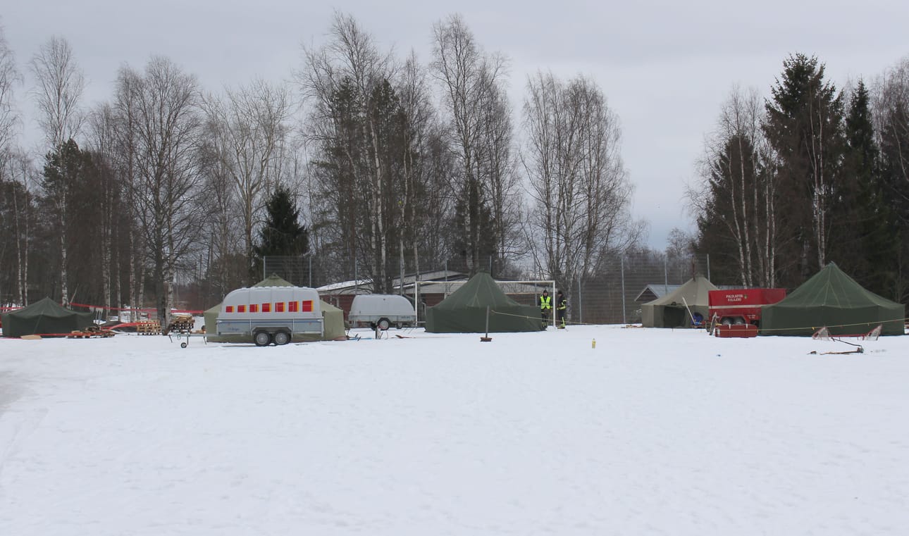Telttakylä kohosi viikonlopuksi Aleksanterin koulun pihaan.