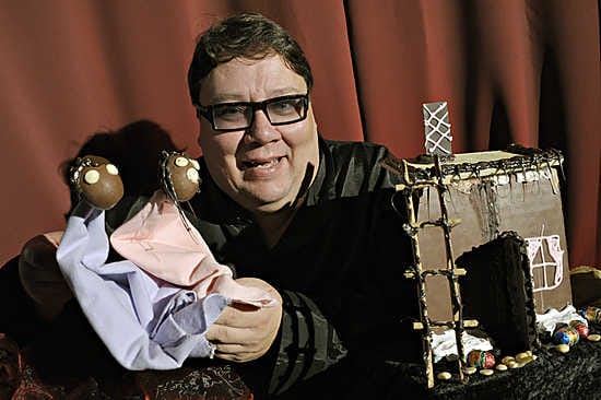 Syötävän hyvää teatteria. Nukketeatteri Sytkyt keksi muuttaa Hannun ja Kertun tarinan suklaaksi. "Mukana on musiikkiotteita Engelbert Humperdinckin oopperasta Hannu ja Kerttu", kertoo Juha Laukkanen.