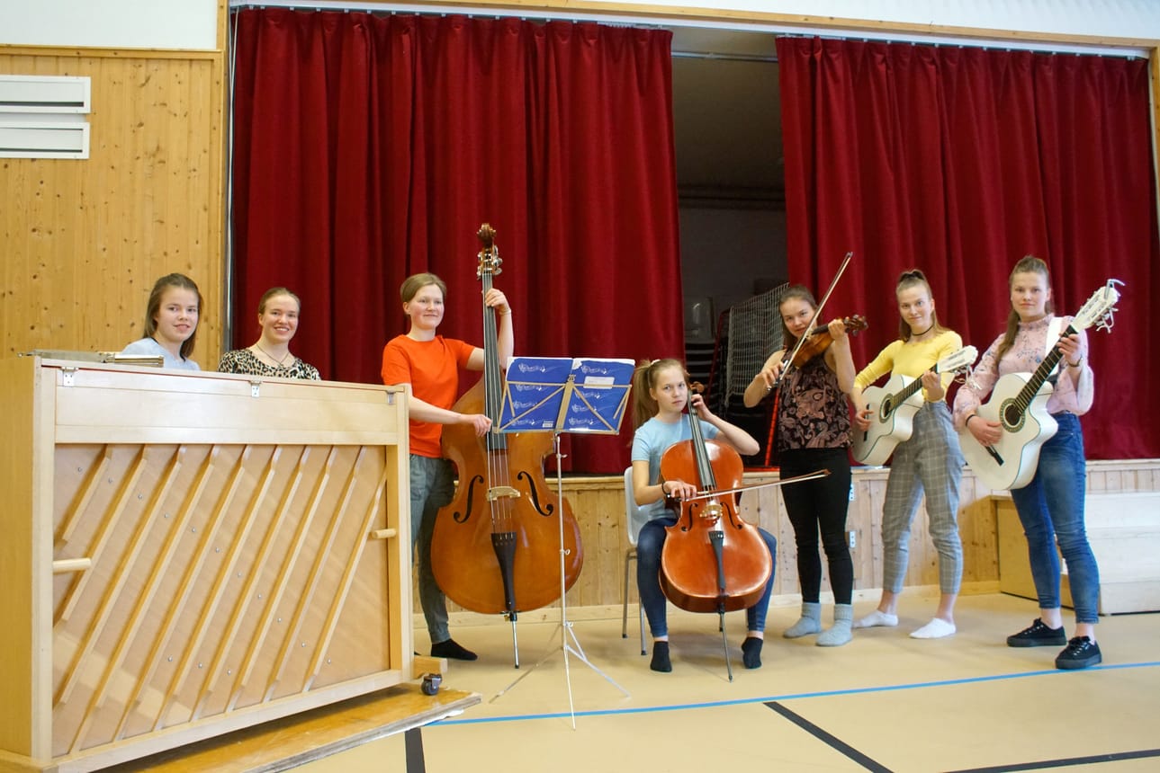 Sarakyläläiset pääsivät viime viikolla nauttimaan tämän harrastajajoukon musisoinnista ja muistakin taidoista kyläkoululla.