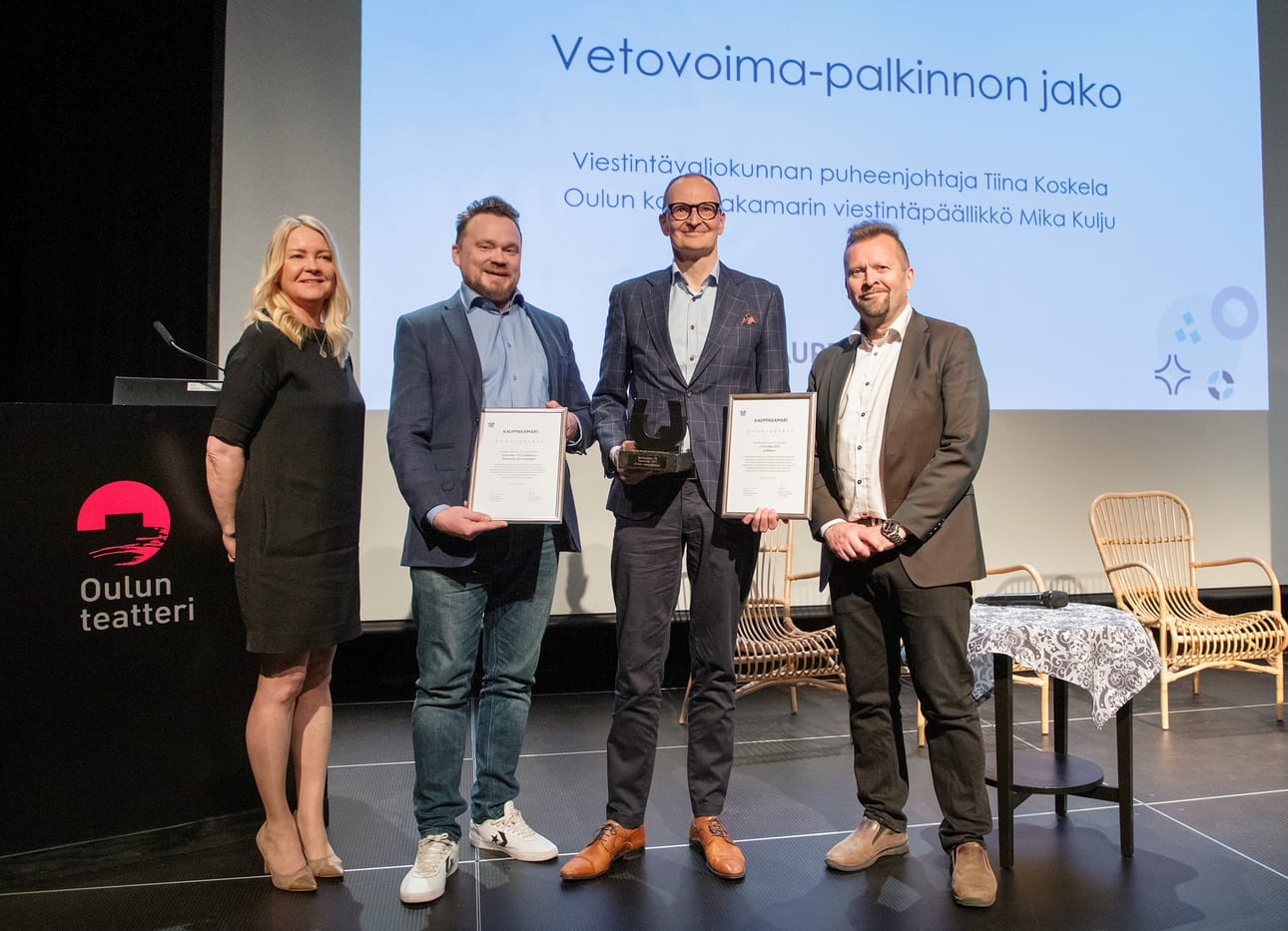 Oulun kauppakamarin viestintävaliokunnan puheenjohtaja Tiina Koskela, Haurun Jäteauto Oy:n toimitusjohtaja Mikko Hauru, Kontiotuote Oy:n toimitusjohtaja Mika Rytky ja Oulun kauppakamarin viestintäpäällikkö Mika Kulju.