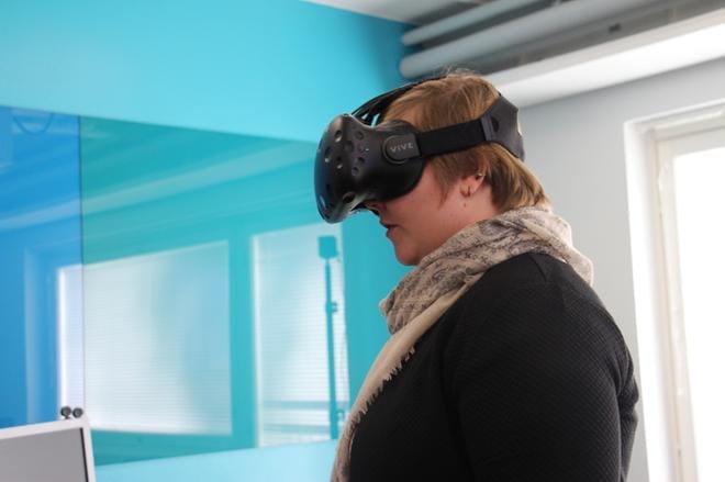 Arkkitehti Saara Jokinen esittelee virtuaalilaseja, joiden avulla henkilökunta näkee mallihuoneet, ja voi sitten osallistua niiden suunnitteluun. KUVAT: LAURA ANNILA