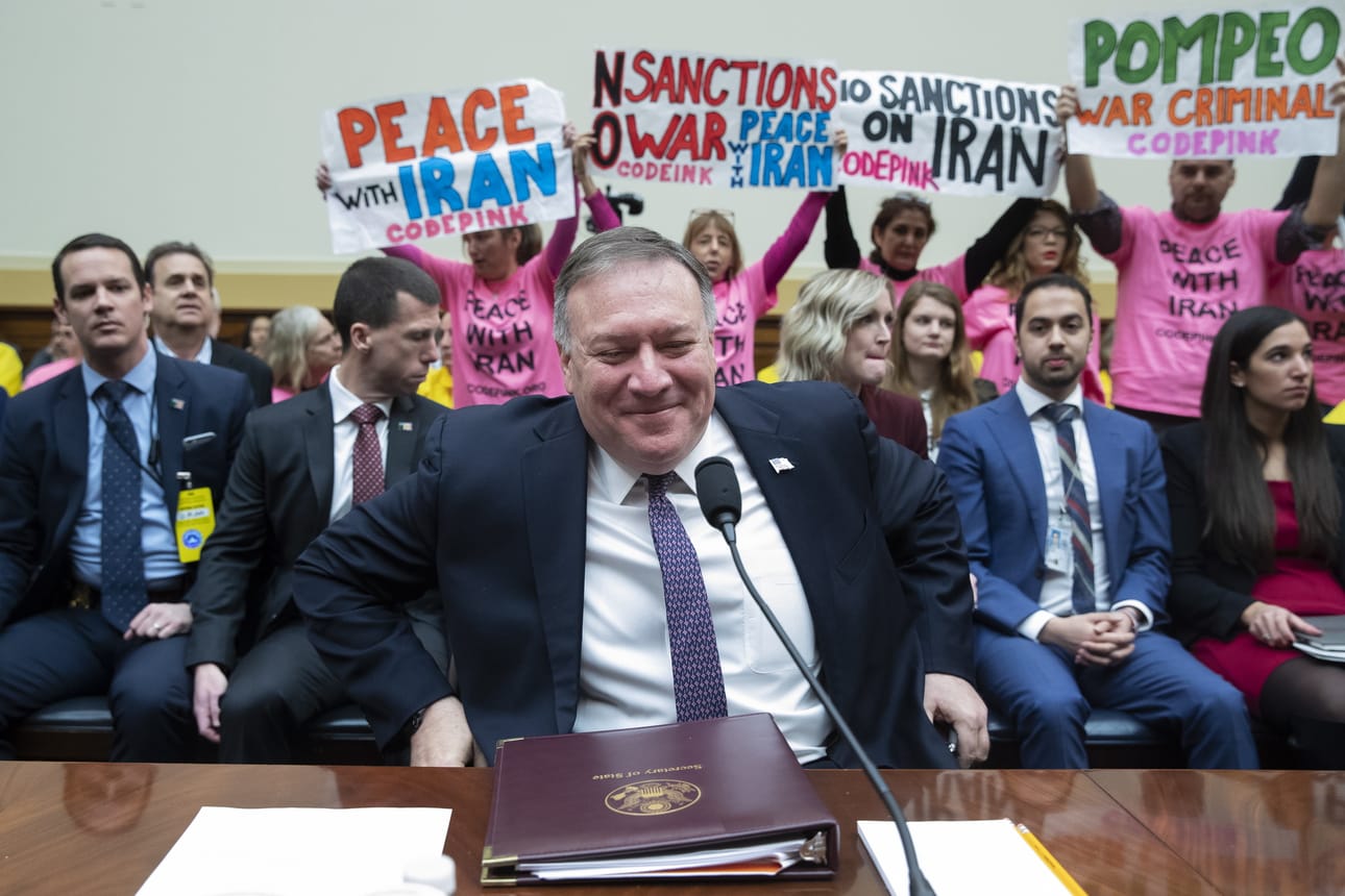 Yhdysvaltain ulkoministeri Mike Pompeo saapui lauantaina Dohaan sopimaan Afganistanin rauhanprosessista. Perjantaina hän kohtasi mielenosoituksen sodan lietsomisesta Iranin kanssa.
