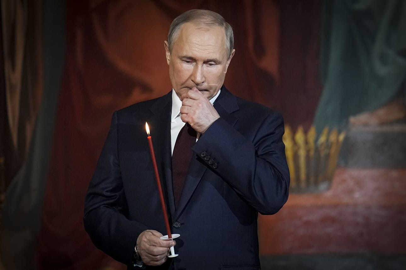 Venäjän sotilaallisia ratkaisuja ei voi enää arvioida vain niiden järkevyyden kautta, näkee tutkija. Venäjän presidentti Vladimir Putin osallistui kuvan mukaan ortodoksien pääsiäissunnuntain jumalanpalvelukseen Moskovassa. STT:n mukaan tapahtumasta tehty video voi olla lavastettu.