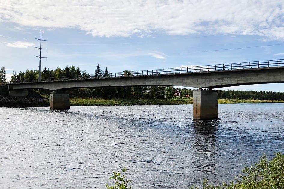 Ruotsin Pajalaan tehdään uusi silta Tornionjoen yli – 160 metriä pitkä teräsrakenteinen silta kestää hyvin malmirekkojenkin painon