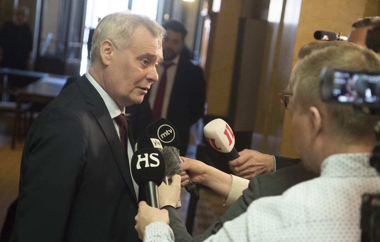 Al-Holin leirillä olevien Isis-naisten ja heidän lastensa tilanteet ovat aiheuttaneet poliittista kiistaa siitä, mitä leirillä oleville suomalaisille pitäisi tehdä. Pääministeri Antti Rinteen (sd.) mukaan tilannetta vaikeuttaa se, että heitä mahdollisesti epäillään rikoksista.