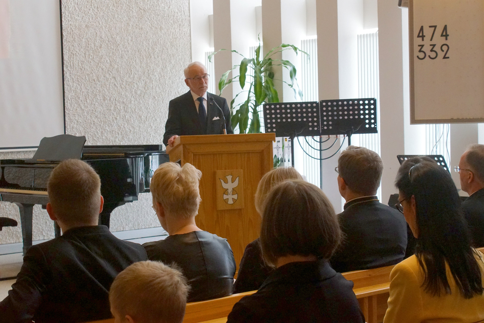 Eino Siuruainen näki juhlapuhujana aktiivista sopeutumista tarvittavan Pudasjärveäkin koskevassa suuressa muutoksessa.