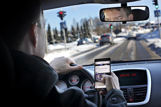 Kännykän näpyttely ajon aikana voi vaarantaa kohtalokkaasti matkantekoa. Euroopan komission arvion mukaan tarkkaamattomuus on riskitekijänä 10–30 prosentissa liikenneonnettomuuksista. Lisälaitteiden käytön ei saa haitata ajamista. KUVA: KARI LÖFHJELM