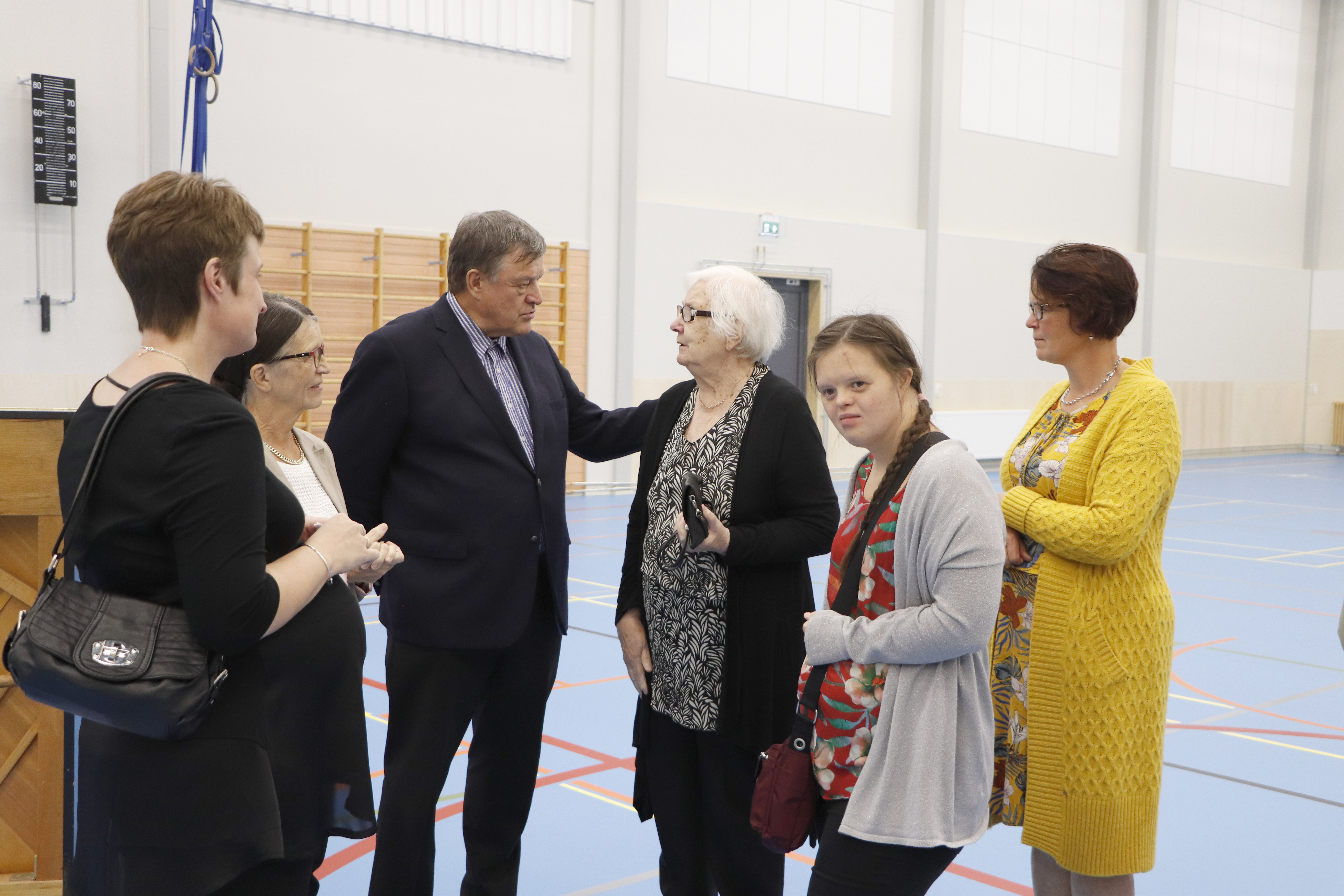 <p>Terhi Korsulainen, Raili ja Juhani Pääkkö, Kaisa Nissinen, Aila Pääkkö ja Maija Alapere vaihtoivat juhlan jälkeen kuulumisia uudessa liikuntahallissa.</p>