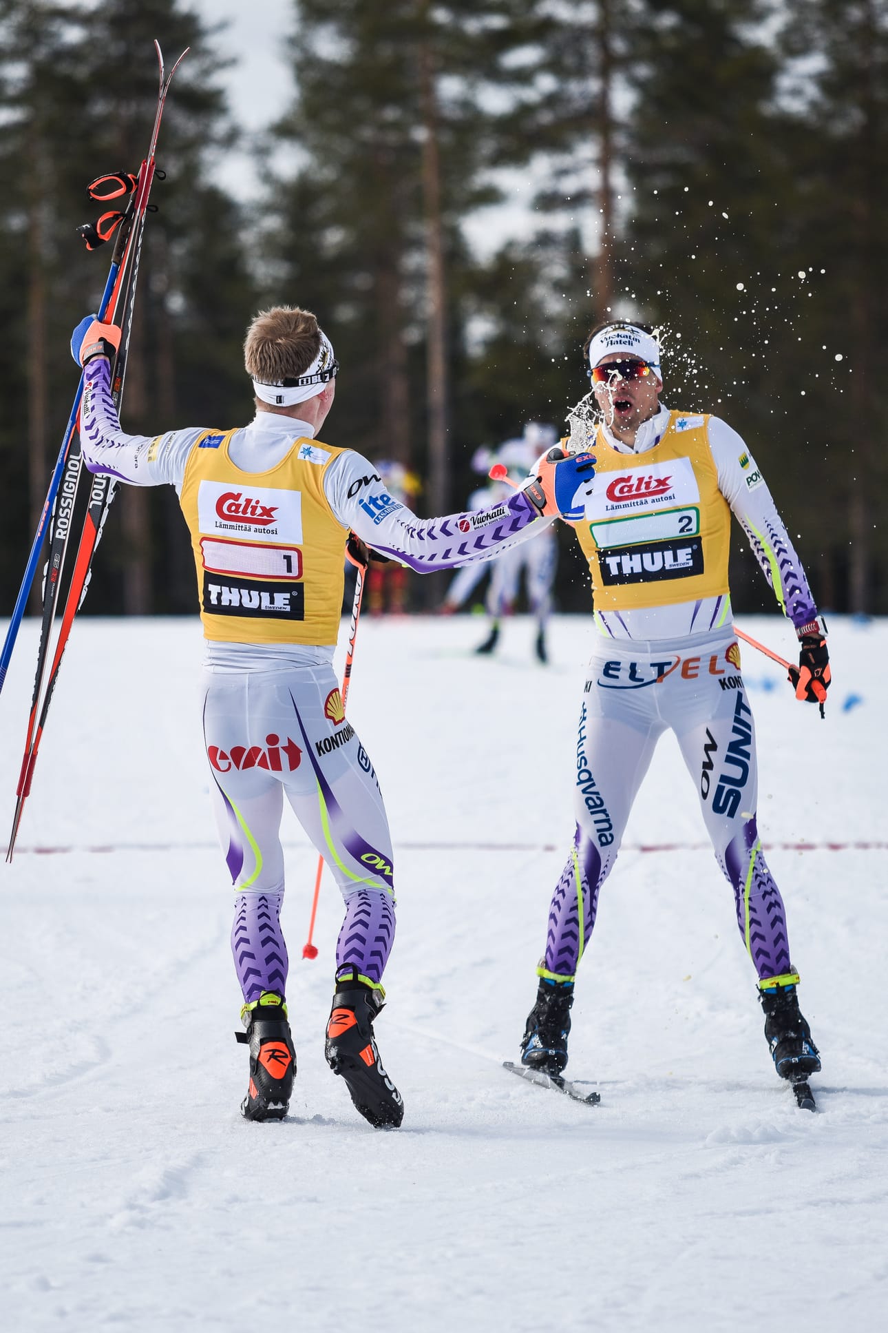 Vesi pärskyi päin Vuokatti Ski Team Kainuun ykkösjoukkueen ankkuria Martti Jylhää Iivo Niskasen juostessa juhlimaan Suomen mestaruutta.