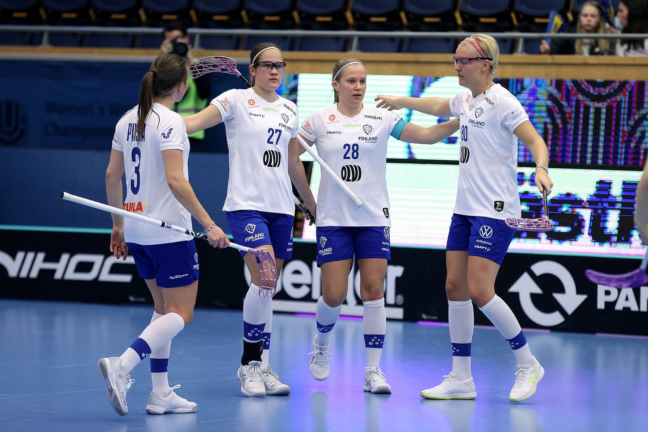 Kolme tehtyä maalia oli laiha lohtu Suomelle. 1-7 kavennukksen laukoi Veera Kauppi (28). Muut pelaajat ympärillä ovat Sara Piispa (3), Oona Kauppi (27) ja My Kippilä (80).