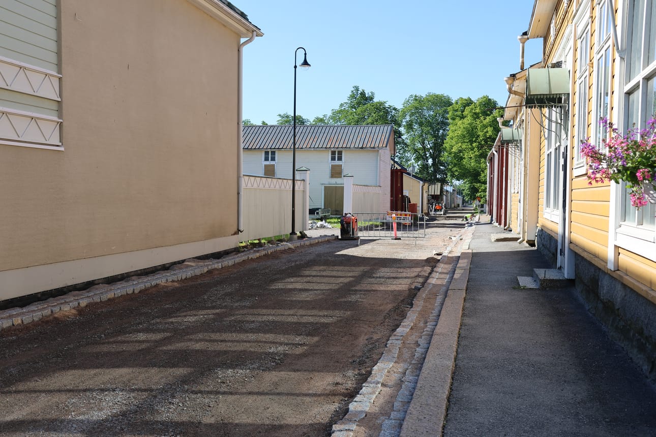 Itäisen Pitkäkadun alkuvalmistelut alkoivat viime viikolla. Varsinaisen noppakivetyksen tekevät työntekijät saapuvat työmaalle tänään maanantaina.