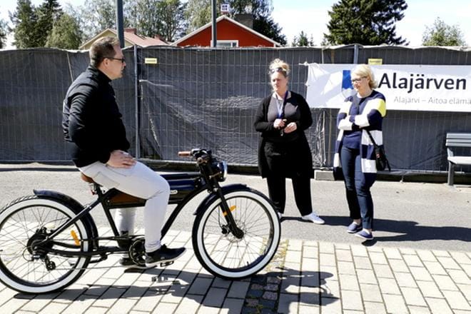 Alajärven yrittäjien tiedottaja Toni Harjula karautti Rokulipäivien tiedotustilaisuuteen sähköavusteisella polkupyörällä, jota voi kokeilla Rokulipäivien aikaan. Myös Alajärven yrittäjien puheenjohtaja Kirsi Kujala ja Rokulipäivien sihteeri Saila Kivipelto saivat mahdollisuuden kokeilla pyörällä ajamista. KUVA: SARI HEINILÄ