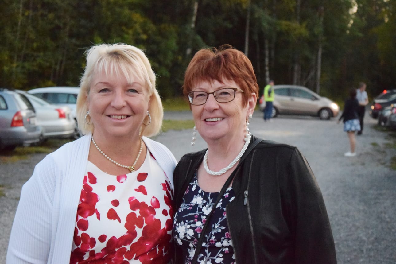 Eija Pihlaja ja Päivi Niemelä näkivät keskimääräistä isomman vaivan päästäkseen Ruokolahden tansseihin. Kaksikko saapui paikalle Pudasjärveltä asti.