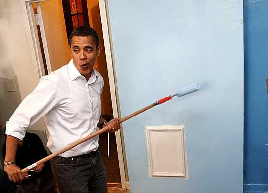 Barack Obama osallistui maanantaina yhdyskuntapalveluun maalaamalla seiniä teini-ikäisille tarkoitetussa kodittomien suojassa Washingtonissa.