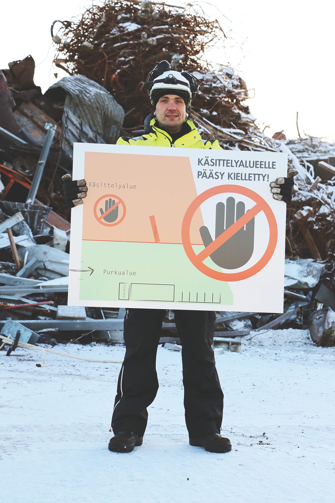 Toimitusjohtaja Jyrki Mutanen esitetlee Romutan aluesuunnitelmaa. Sen keskiössä ovat turvallisuus ja toiminnallisuus.