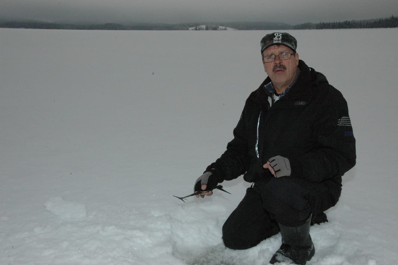 Erkki Pasanen ahvenia pilkkimässä Nissinjärvellä.