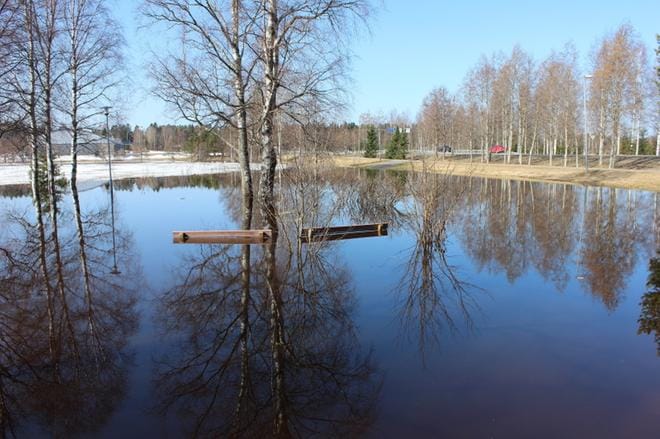 Alavuden Vähäjärven vesipinta on nyt korkealla, sillä puistonpenkeistä näkyvät vain ylimmät osat. KUVA: REIJO HEIKKILÄ