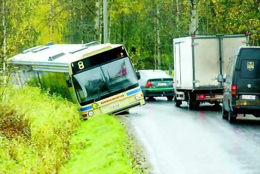 Linja-auto ajoi ojaan Välikylän kiertotiellä maanantaina aamulla.