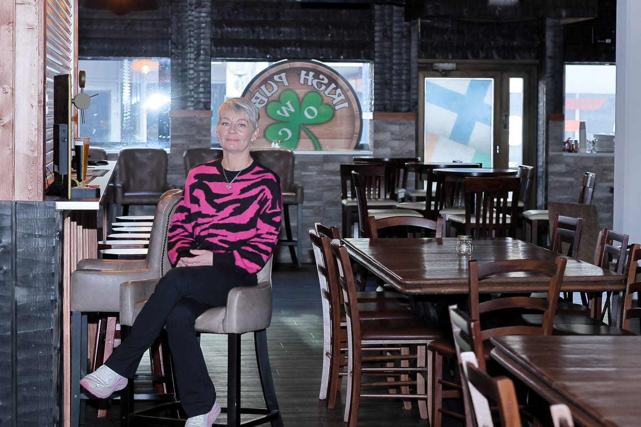 Yrittäjä Kirsi Ylisirniö kantaa näihin Irish Pub OWC:n uuden puolen pöytiin pikkujouluaikaan monenlaisia omatekemiä jouluisia tarjoiluja. Joulukuun puoliväliin sattuu yrityksen 10-vuotisjuhlaviikko.