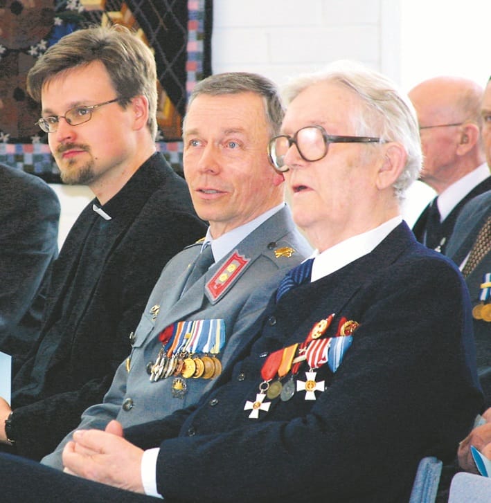 Tapani Tirilä vpi etualalla, veteraanijuhlassa.